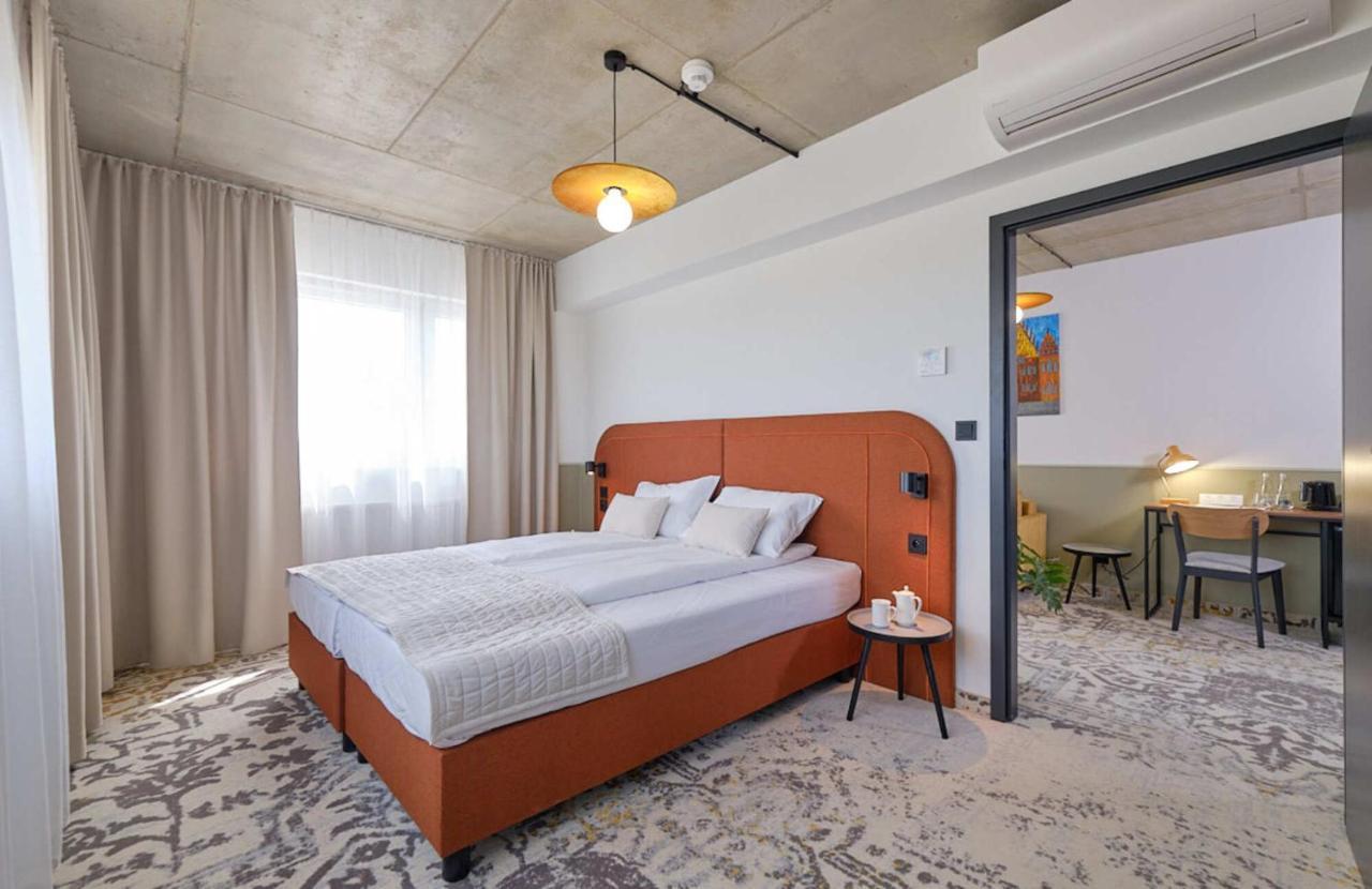 Arche Hotel Wroclaw Airport Екстер'єр фото